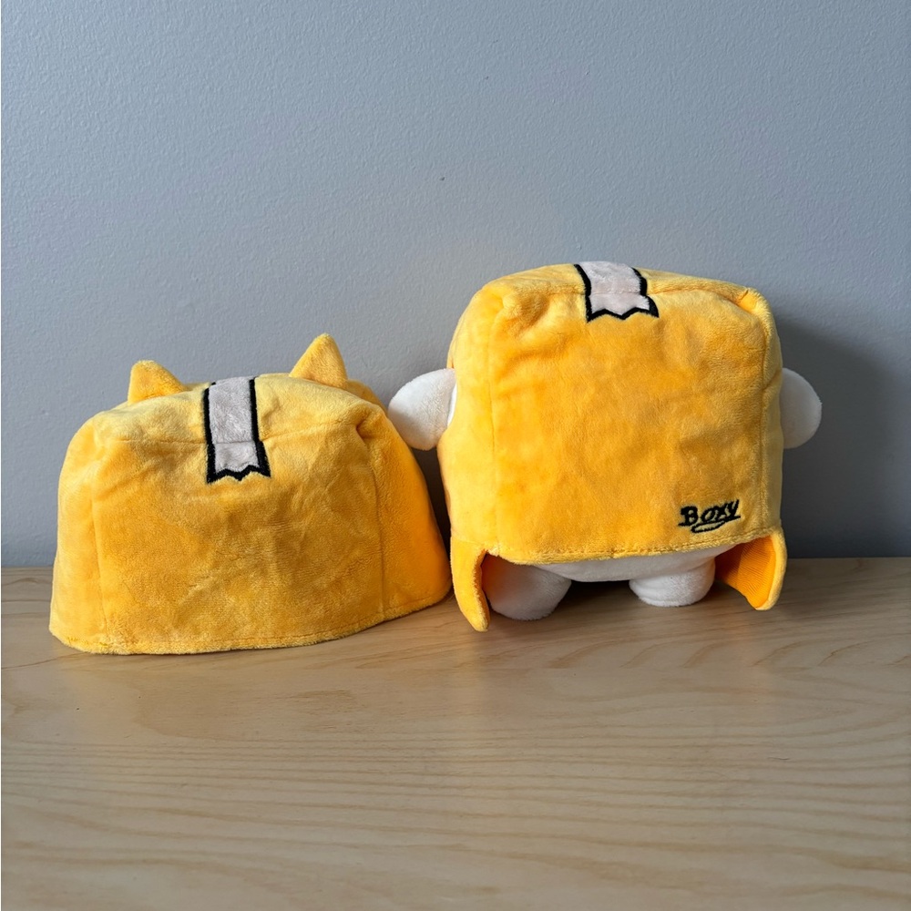 Lanky Box White Plush with 2 Removable Hats - Picture 5 of 10